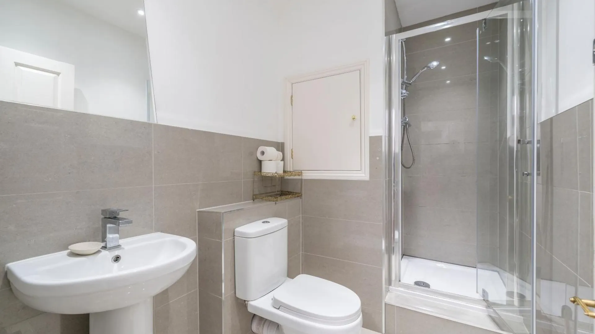Larger Groups Stay Close To London O2 Arena Excel Canary Wharf With Wifi And Parking Within Mins Walk To Drl & Jubilee Line Apartment