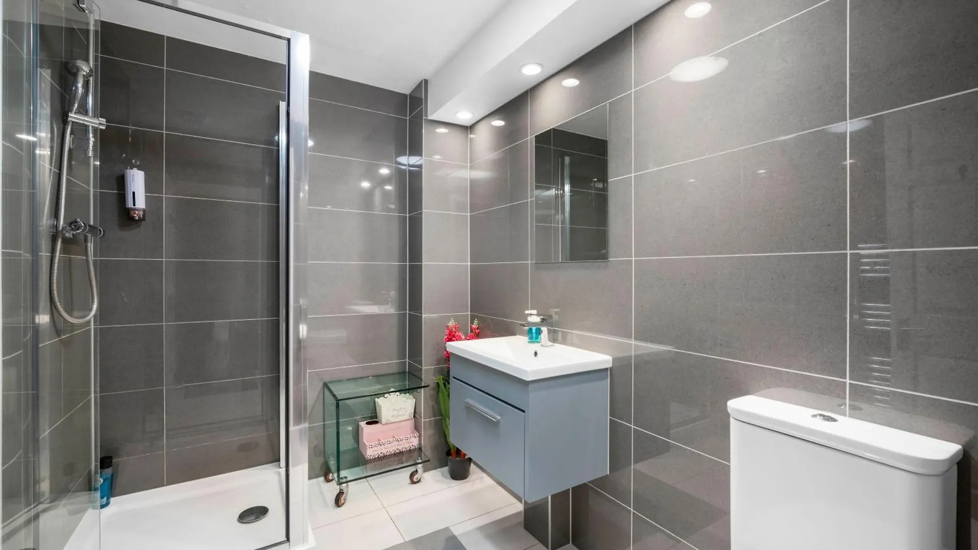 Apartment Larger Groups Stay Close To London O2 Arena Excel Canary Wharf With Wifi And Parking Within Mins Walk To Drl & Jubilee Line