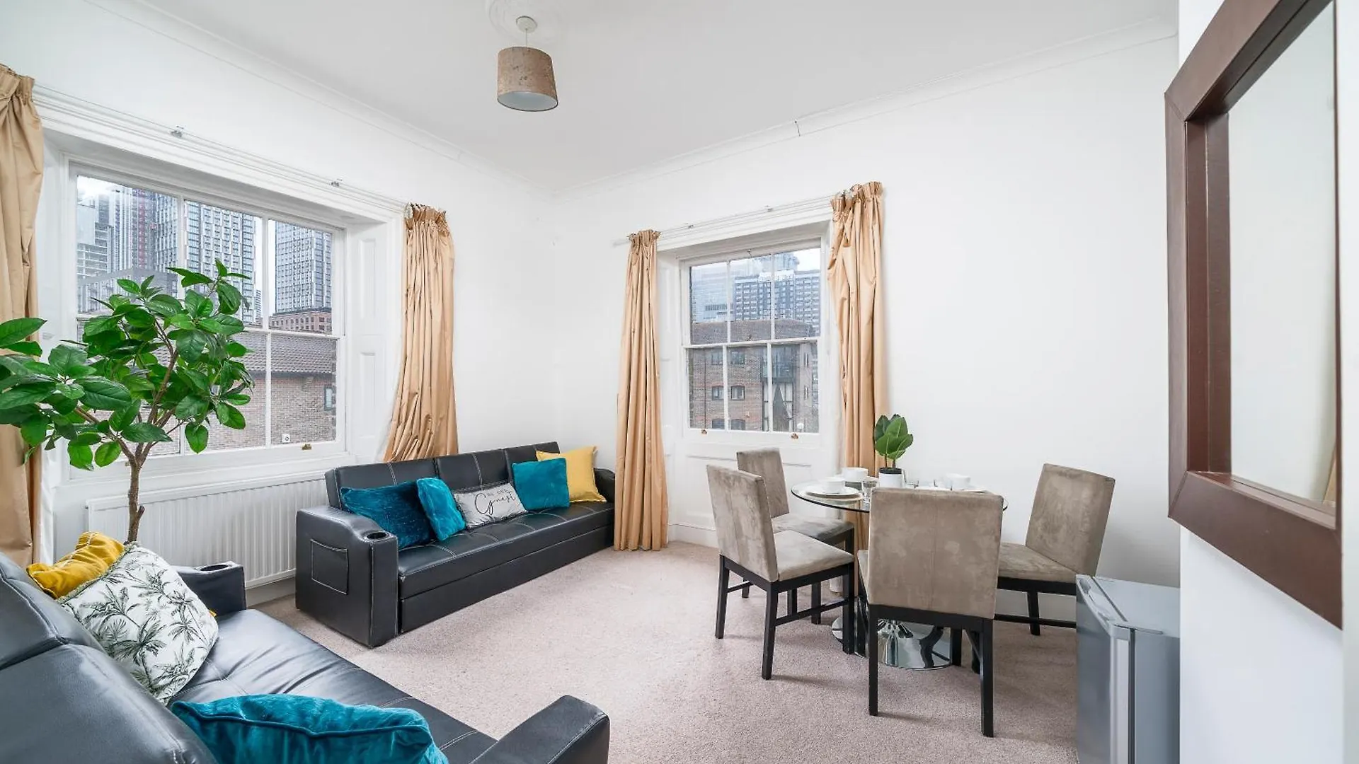 Apartment Larger Groups Stay Close To London O2 Arena Excel Canary Wharf With Wifi And Parking Within Mins Walk To Drl & Jubilee Line