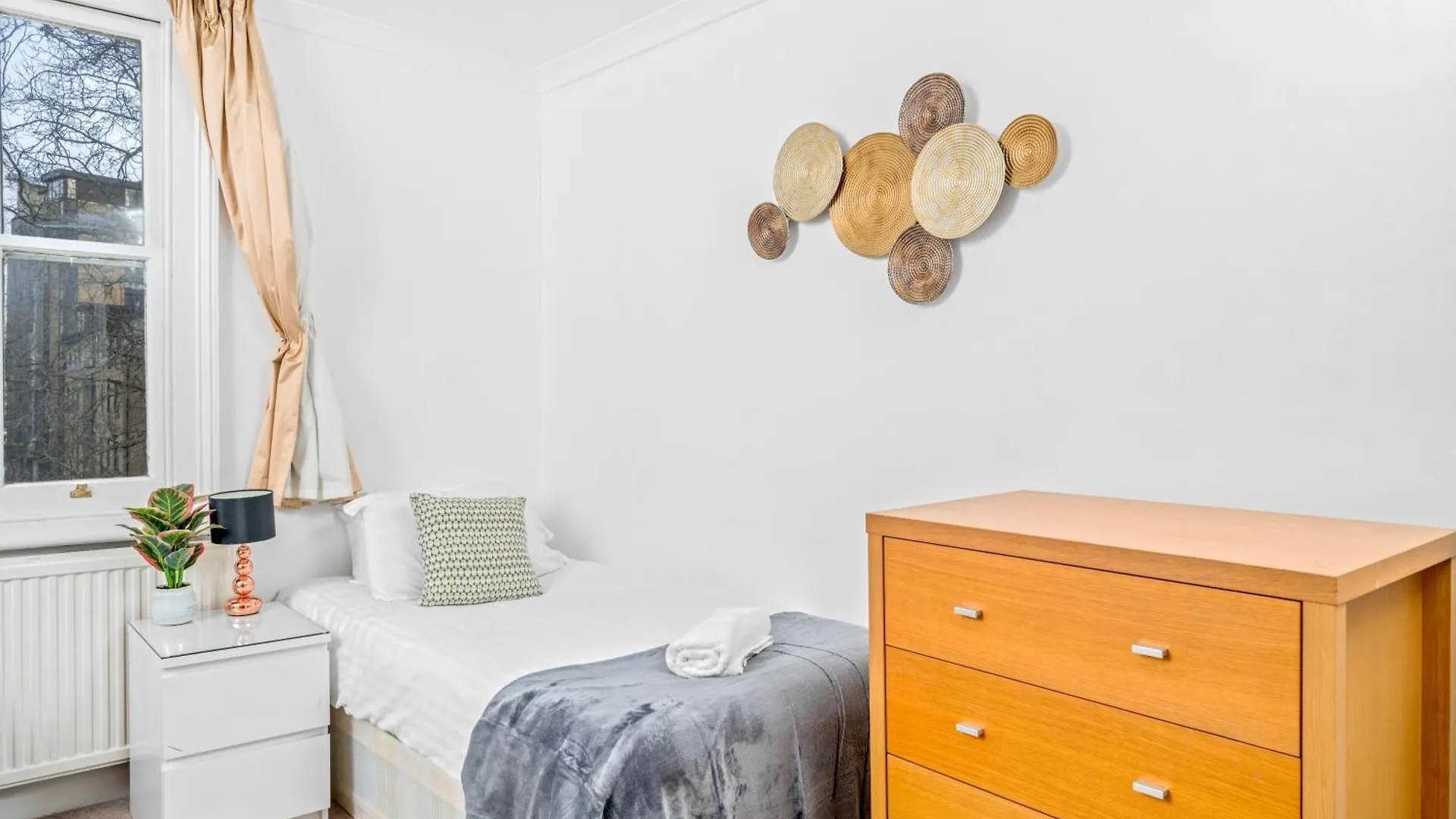 Apartment Larger Groups Stay Close To London O2 Arena Excel Canary Wharf With Wifi And Parking Within Mins Walk To Drl & Jubilee Line United Kingdom