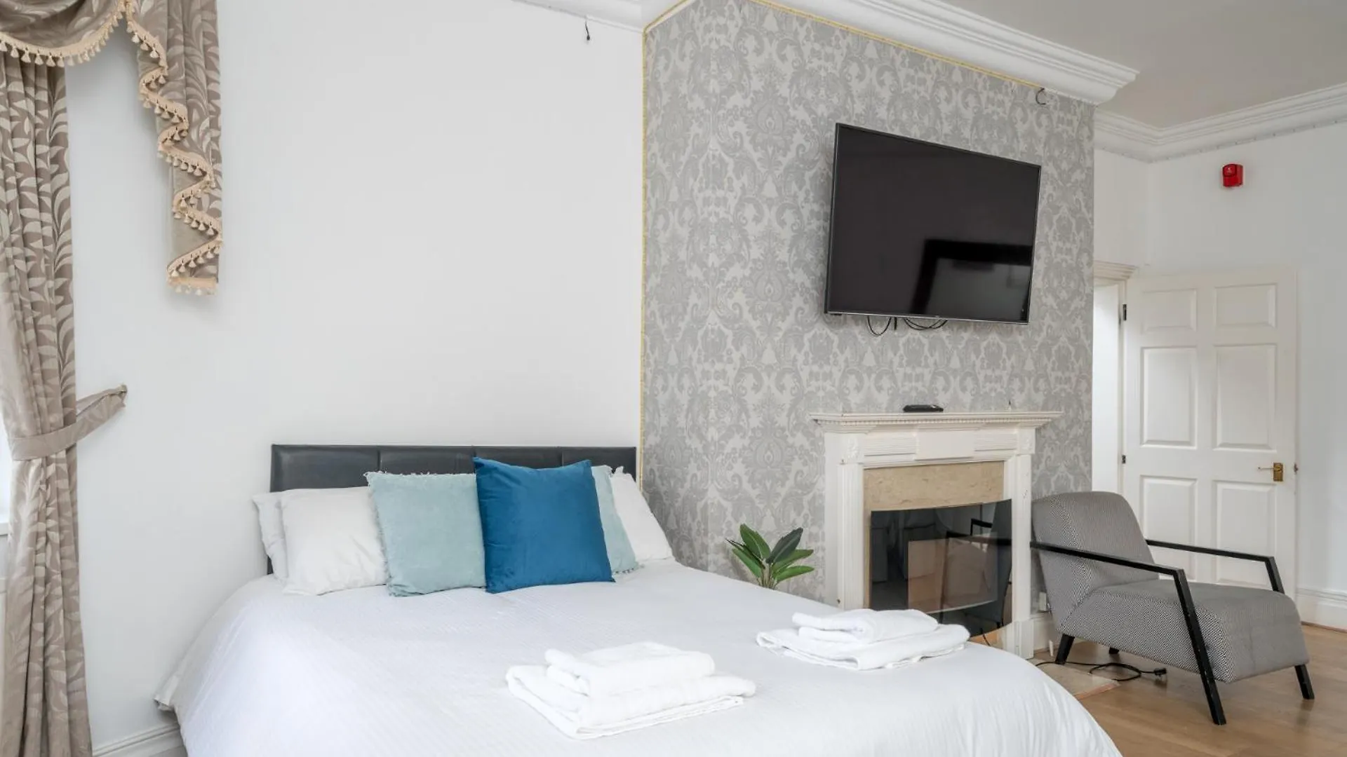 Apartment Larger Groups Stay Close To London O2 Arena Excel Canary Wharf With Wifi And Parking Within Mins Walk To Drl & Jubilee Line