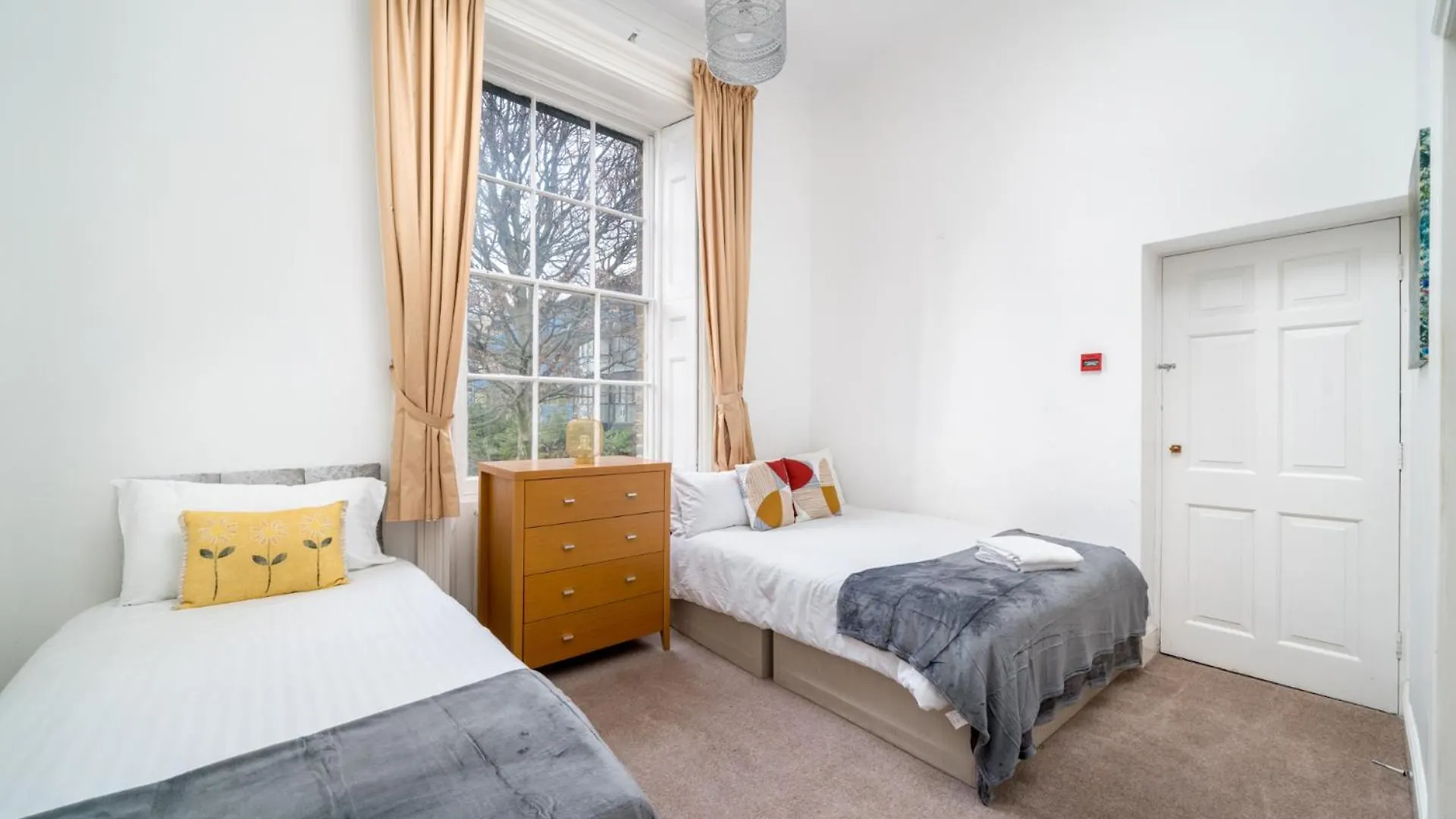 Larger Groups Stay Close To London O2 Arena Excel Canary Wharf With Wifi And Parking Within Mins Walk To Drl & Jubilee Line Apartment