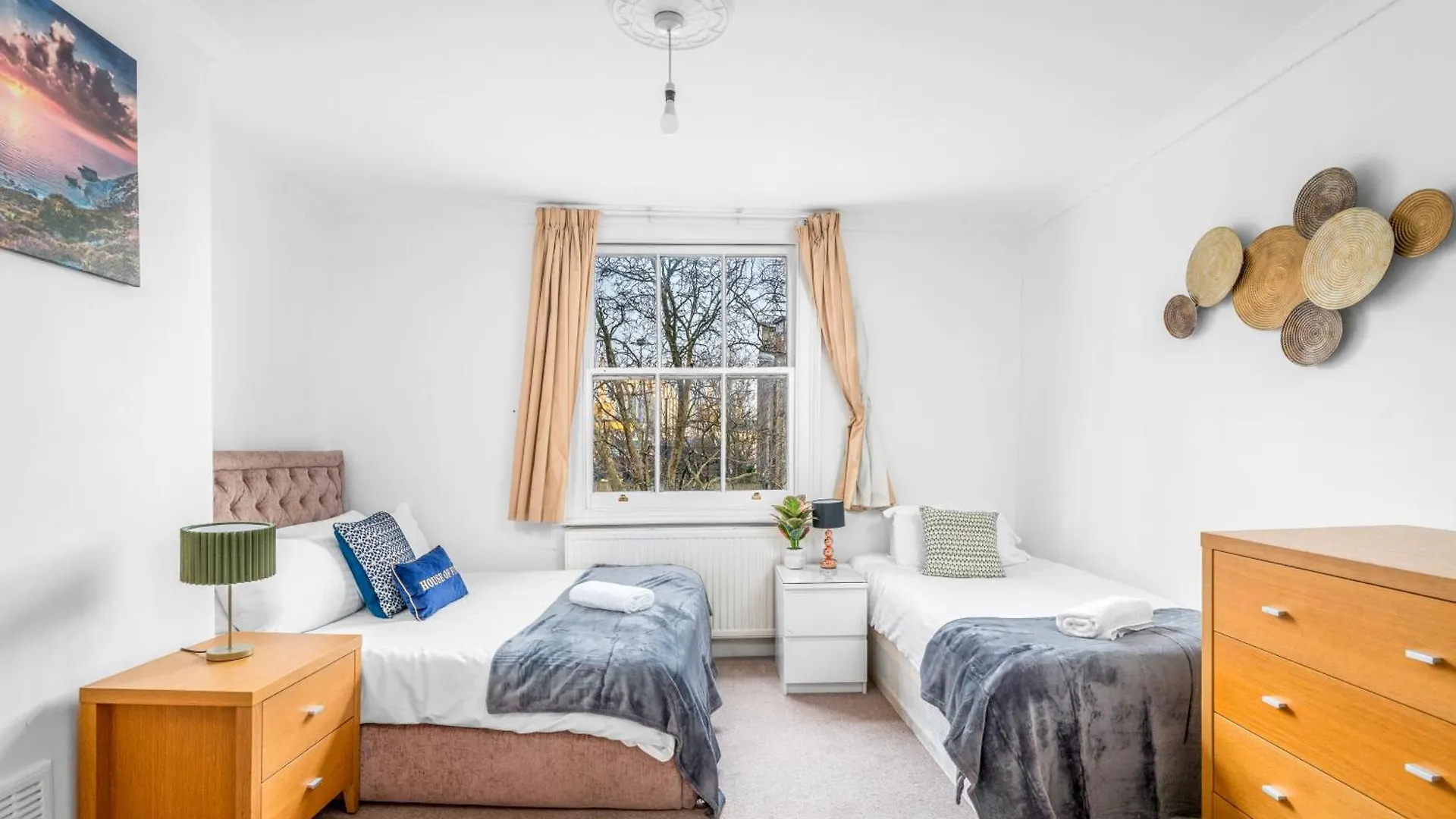 Larger Groups Stay Close To London O2 Arena Excel Canary Wharf With Wifi And Parking Within Mins Walk To Drl & Jubilee Line Apartment