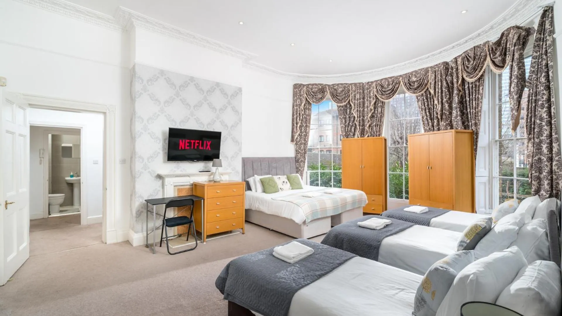 Apartment Larger Groups Stay Close To London O2 Arena Excel Canary Wharf With Wifi And Parking Within Mins Walk To Drl & Jubilee Line United Kingdom
