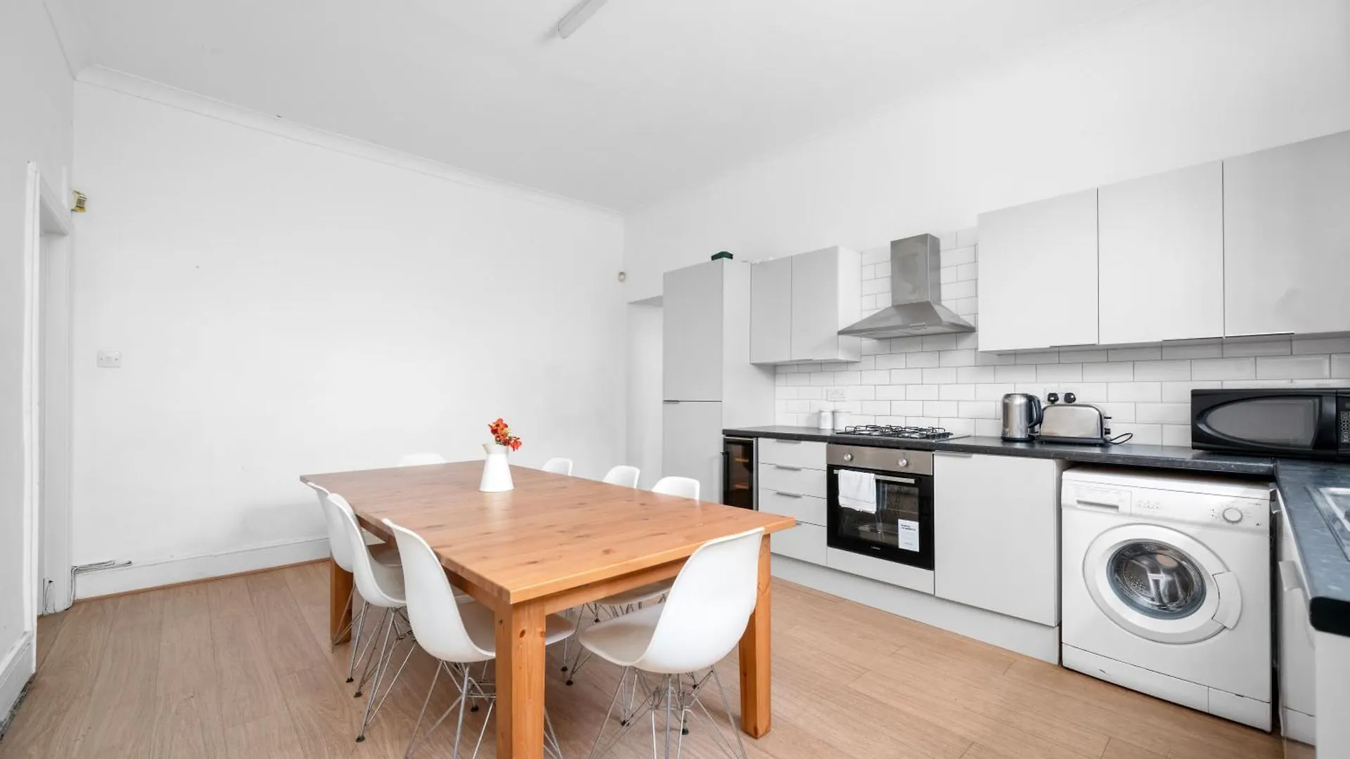Larger Groups Stay Close To London O2 Arena Excel Canary Wharf With Wifi And Parking Within Mins Walk To Drl & Jubilee Line Apartment