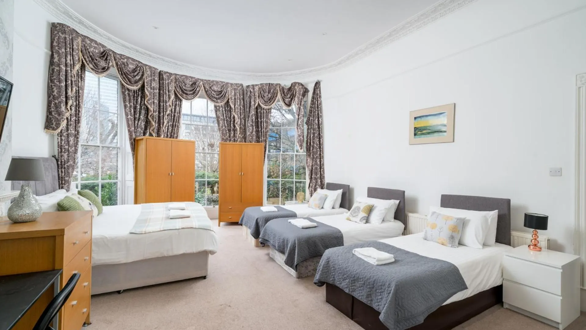 Apartment Larger Groups Stay Close To London O2 Arena Excel Canary Wharf With Wifi And Parking Within Mins Walk To Drl & Jubilee Line