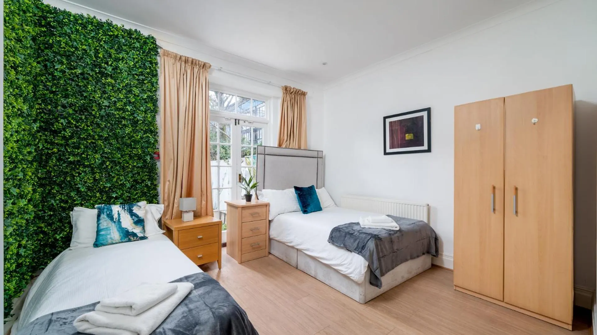 Larger Groups Stay Close To London O2 Arena Excel Canary Wharf With Wifi And Parking Within Mins Walk To Drl & Jubilee Line